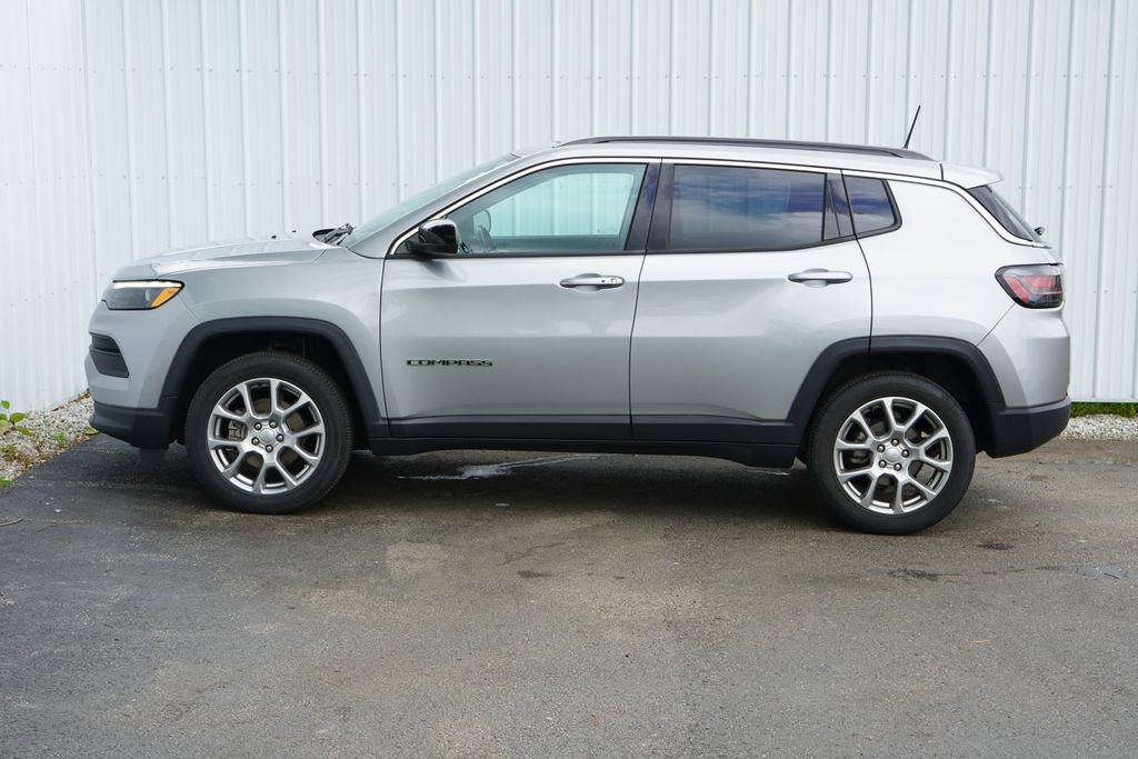 Used 2022 Jeep Compass Latitude w/ Sun and Sound Group AWD/4WD image 3