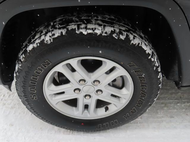 Used 2023 Jeep Grand Cherokee Laredo image 18