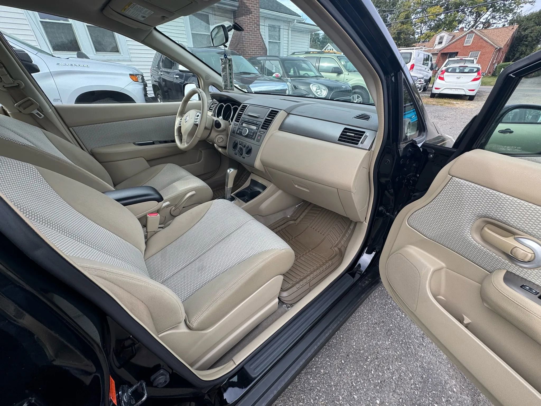 Used 2009 Nissan Versa SL w/ Convenience Pkg image 22