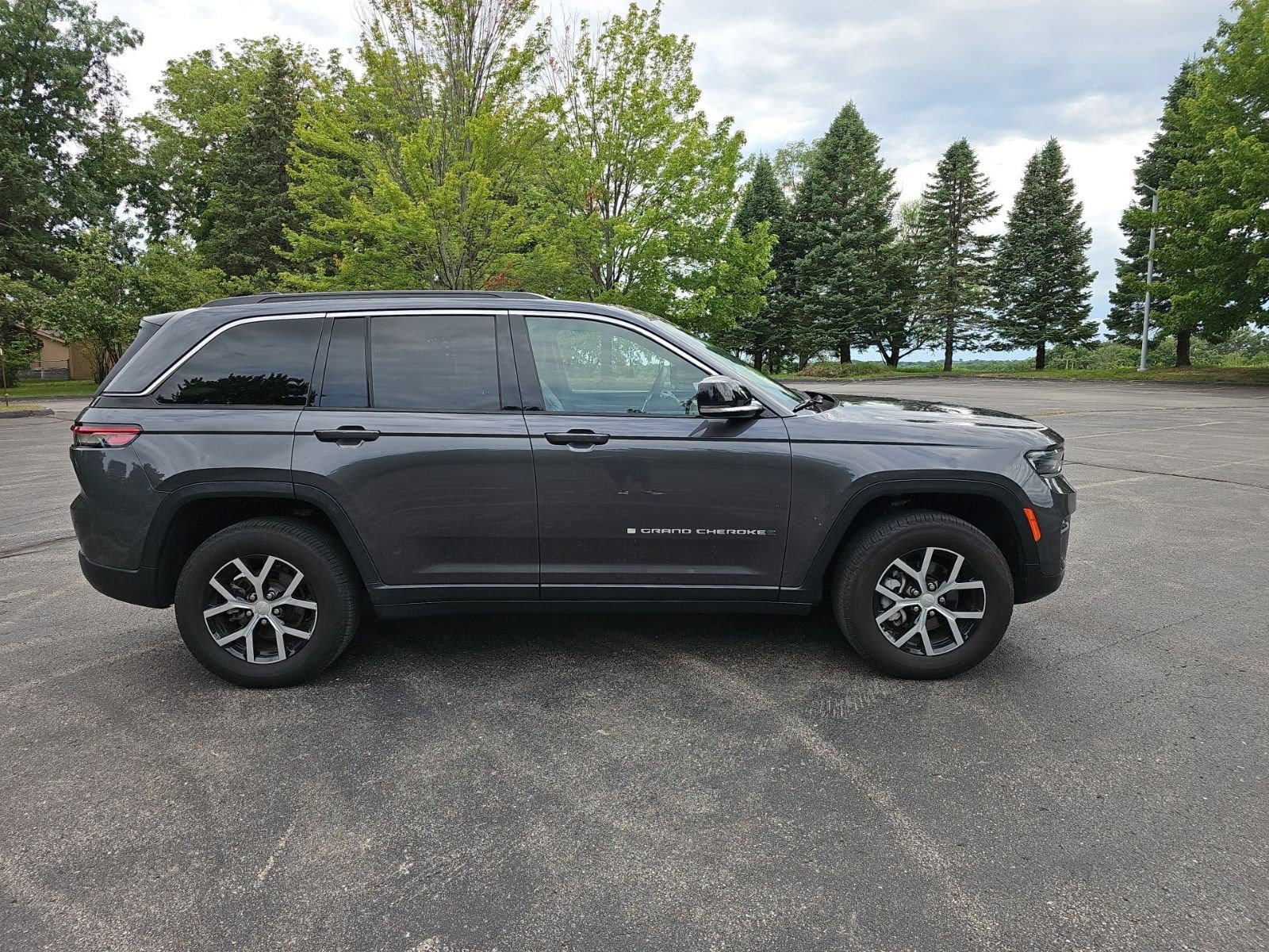 Used 2025 Jeep Grand Cherokee Limited AWD/4WD image 7