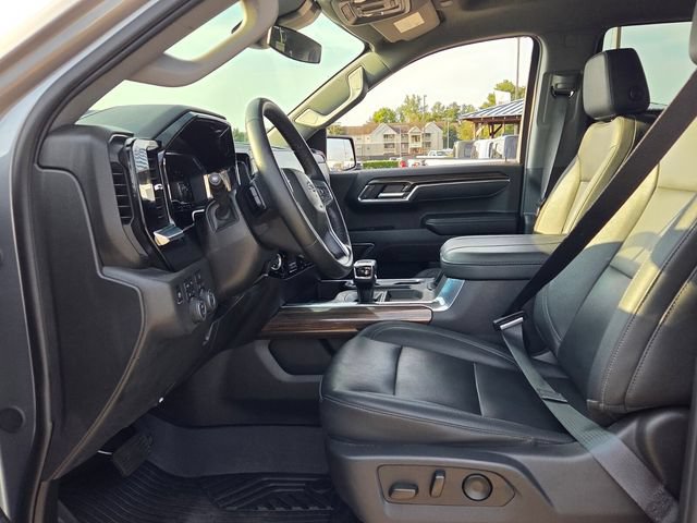 Used 2025 Chevrolet Silverado 1500 LT Trail Boss w/ Convenience Package II AWD/4WD image 5