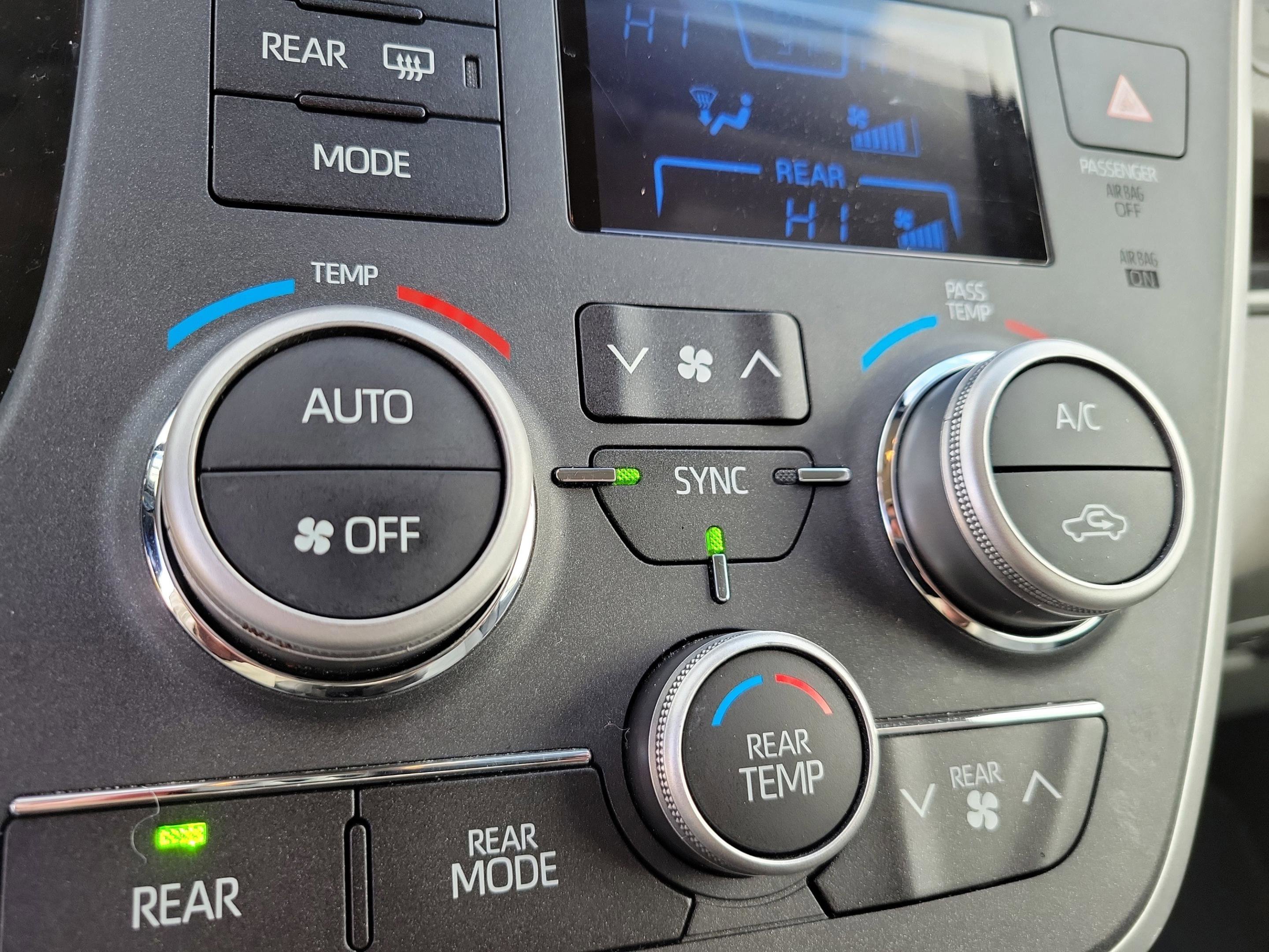 Used 2020 Toyota Sienna XLE image 30