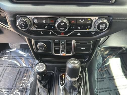 Used 2024 Jeep Wrangler Unlimited Sahara AWD/4WD image 16