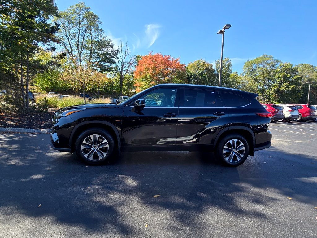 Certified 2022 Toyota Highlander XLE AWD/4WD image 3