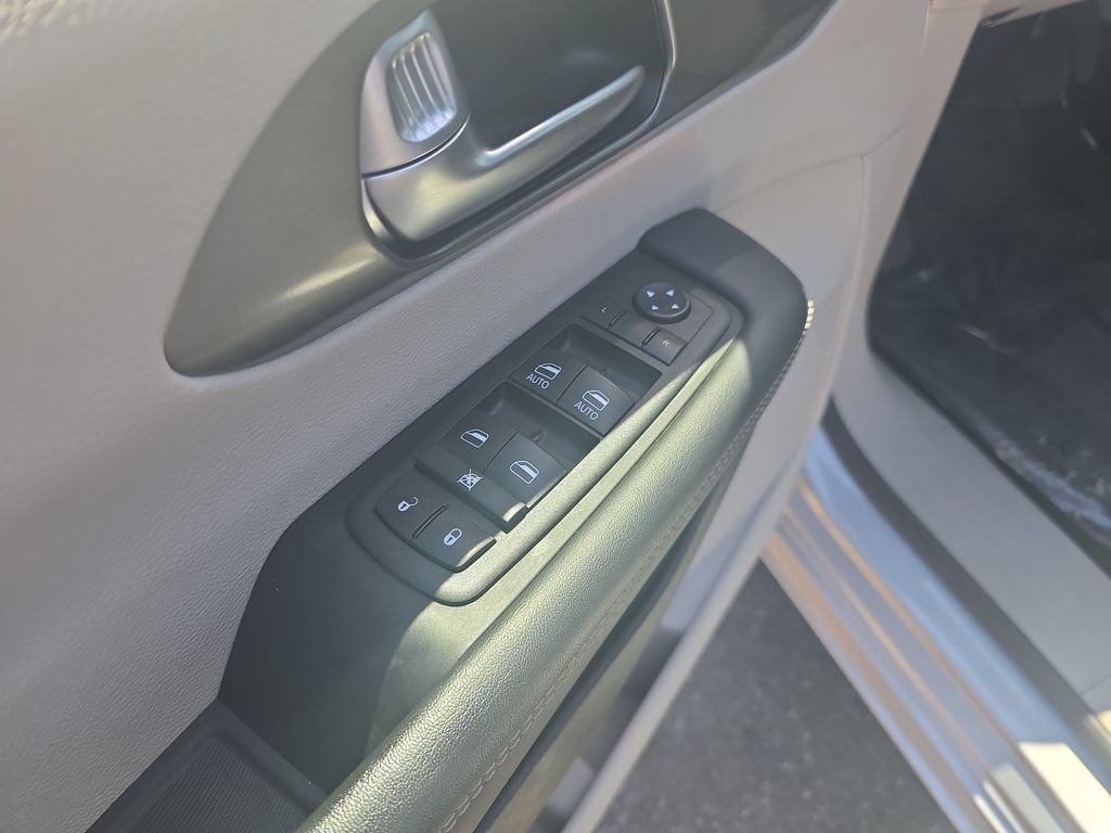 Used 2024 Chrysler Pacifica Touring-L FWD image 11