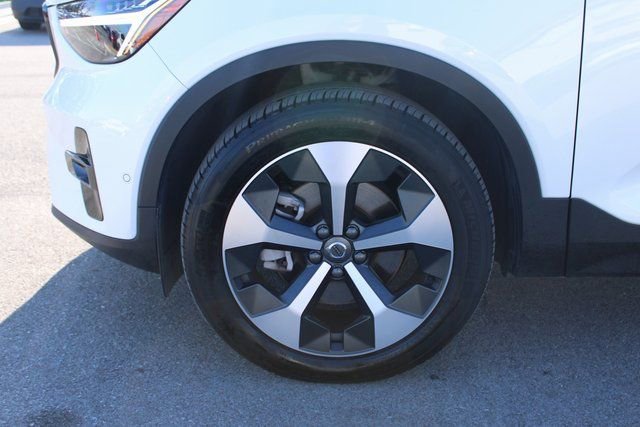Used 2025 Volvo XC40 B5 Plus image 37