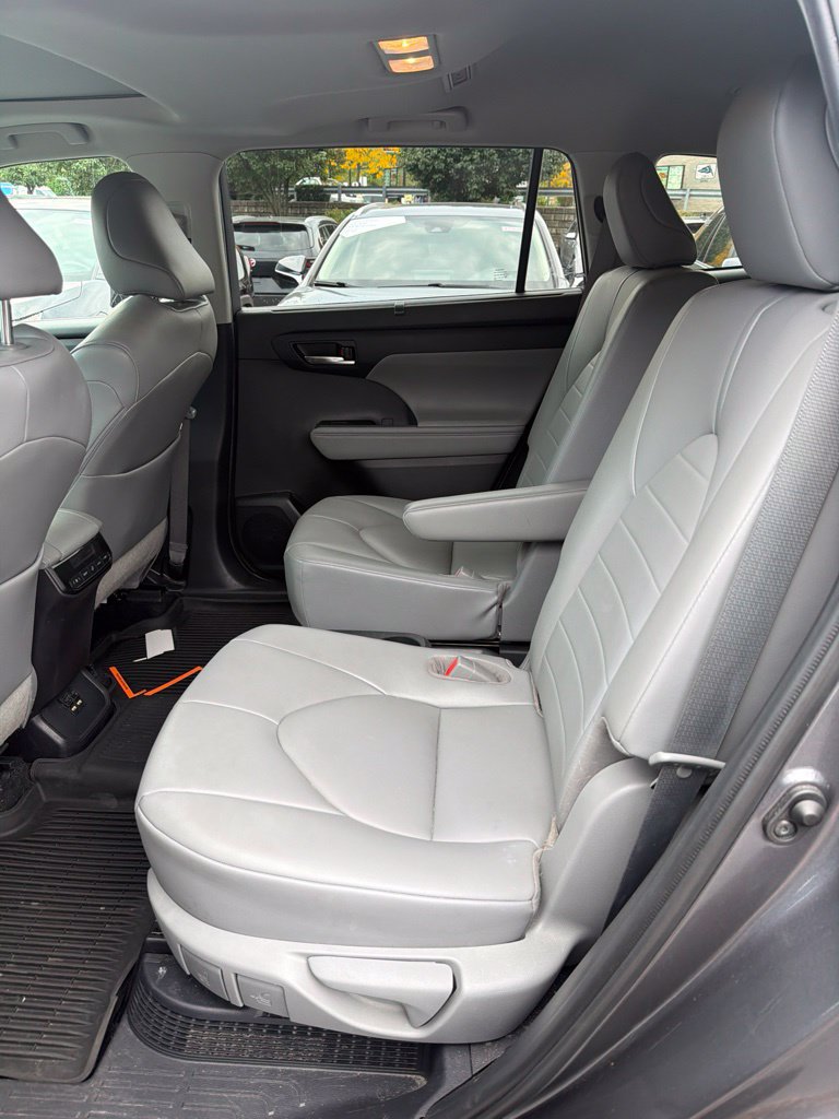 Used 2021 Toyota Highlander XLE AWD/4WD image 9