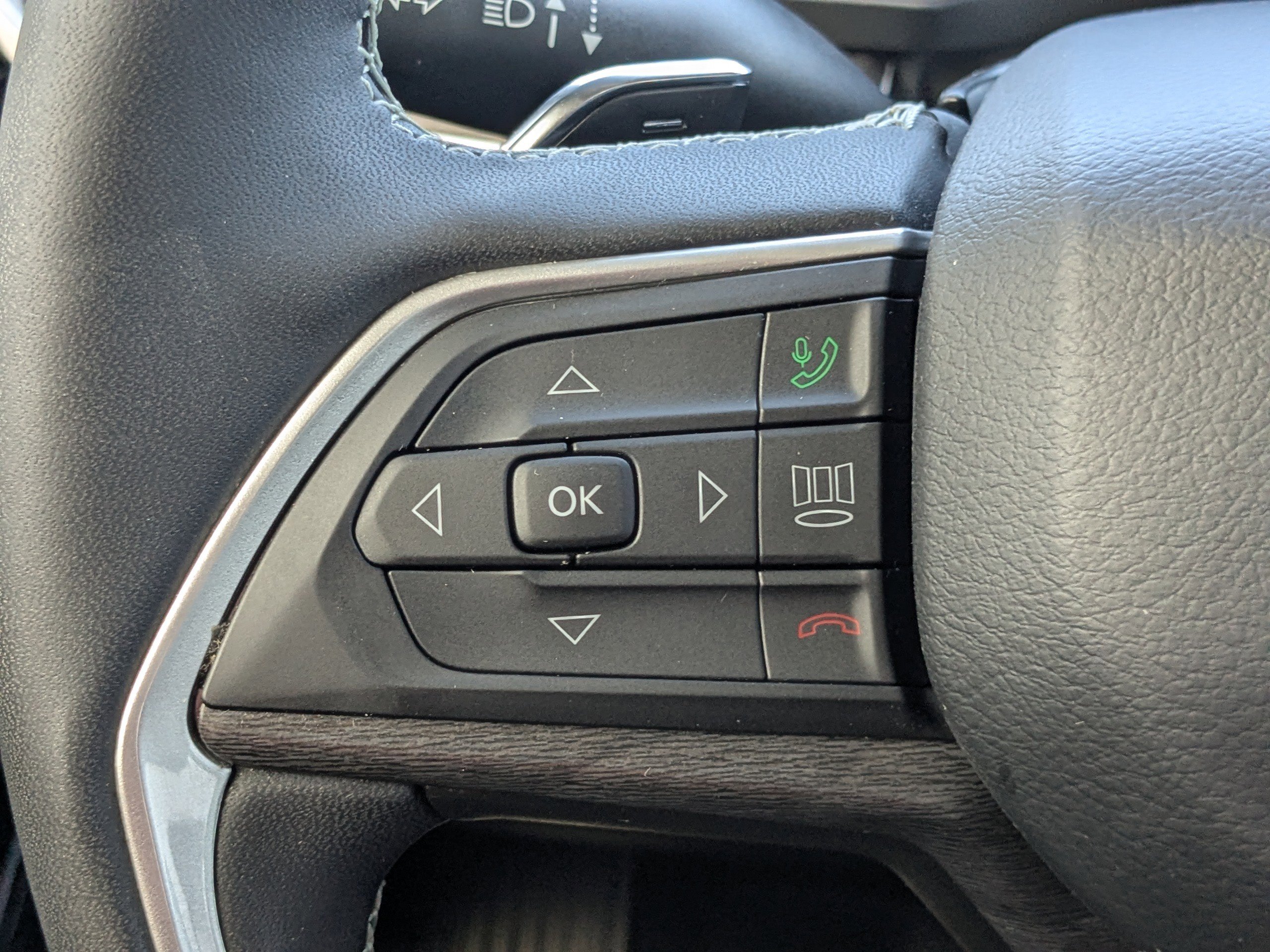 Used 2023 Jeep Grand Cherokee Limited RWD image 25