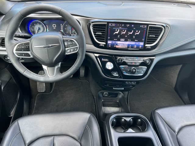Used 2025 Chrysler Pacifica Select w/ Uconnect Theater Family Group AWD/4WD image 3
