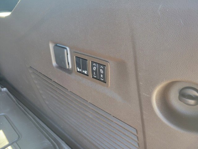 Used 2021 GMC Yukon XL SLT w/ SLT Premium Package image 8