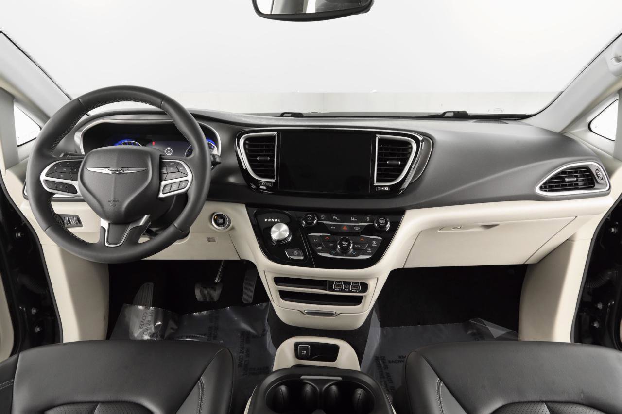 Used 2023 Chrysler Pacifica Touring-L image 13