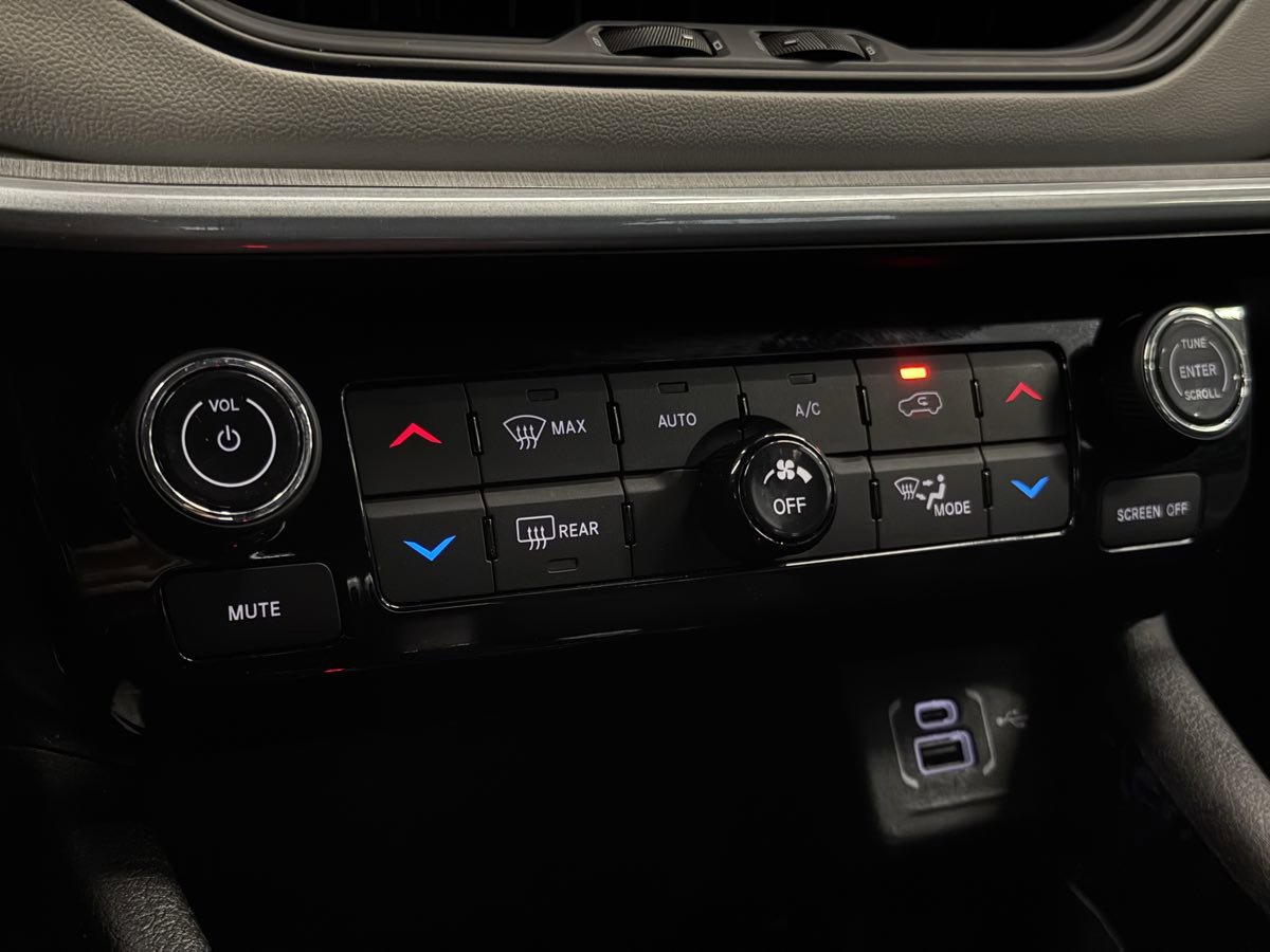 Used 2025 Jeep Compass Limited image 43