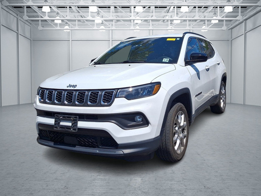 Used 2024 Jeep Compass Latitude AWD/4WD image 1