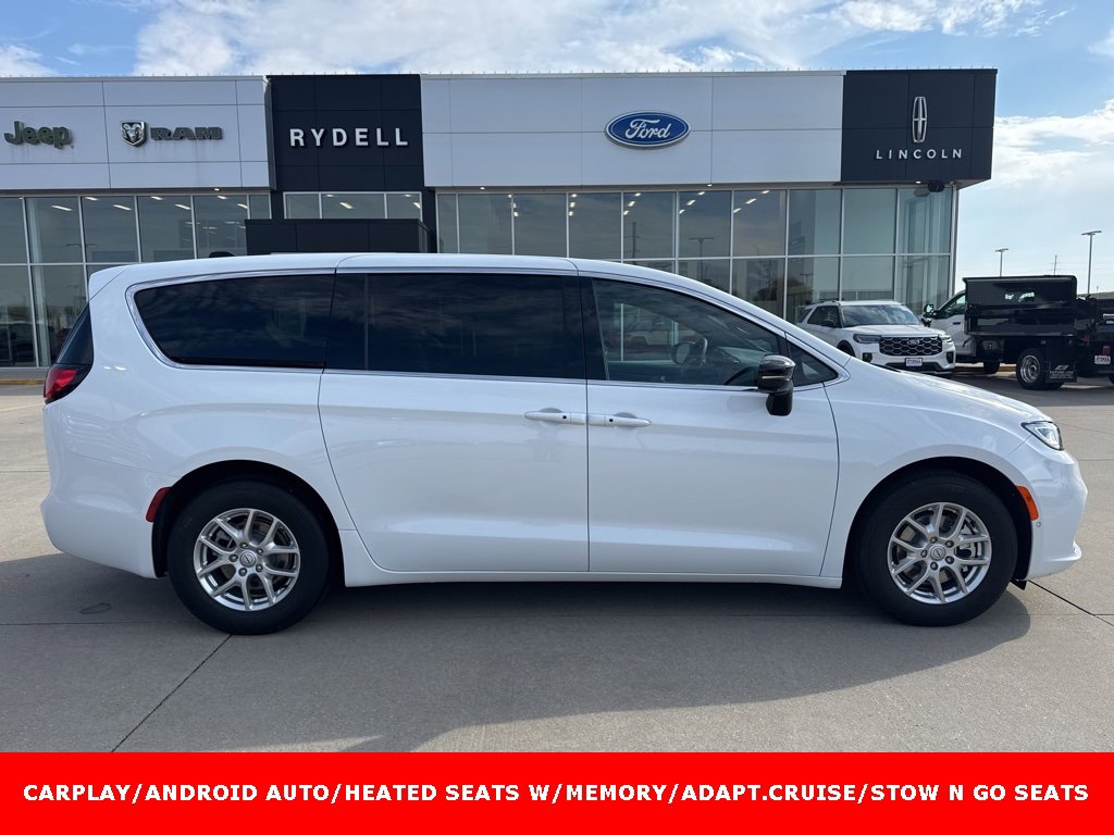 New 2026 Chrysler Pacifica Select image 2