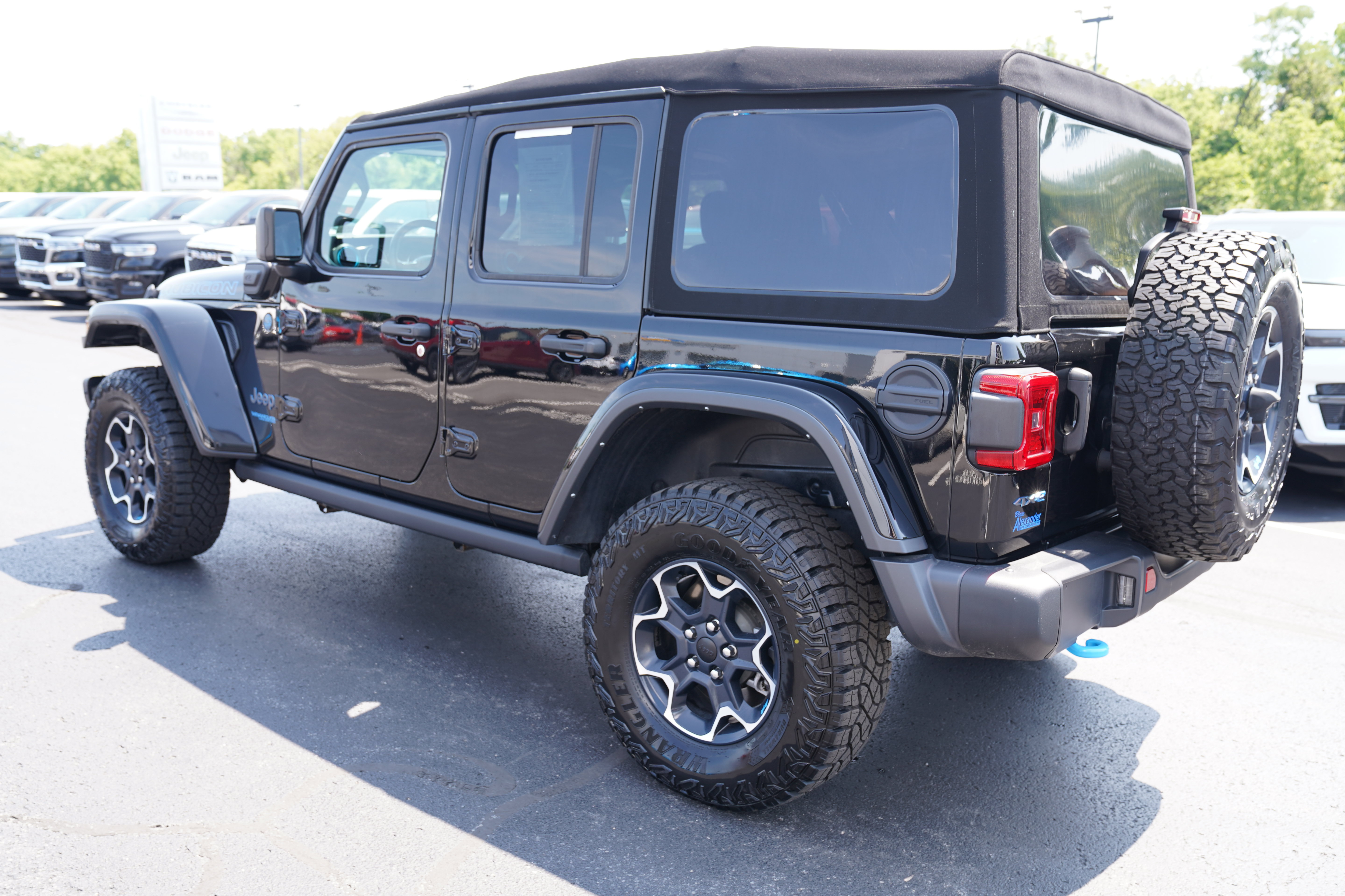Used 2022 Jeep Wrangler Unlimited Rubicon 4xe w/ Steel Bumper Group AWD/4WD image 9
