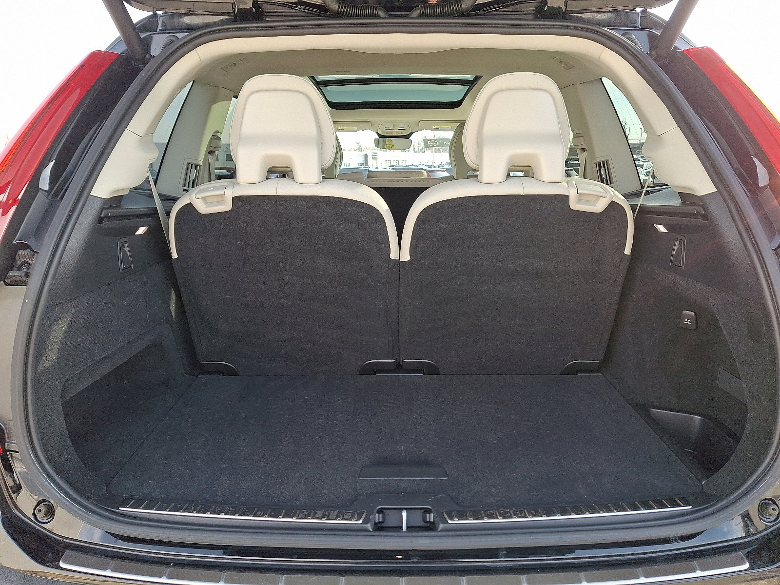 Certified 2024 Volvo XC90 B6 Plus image 31