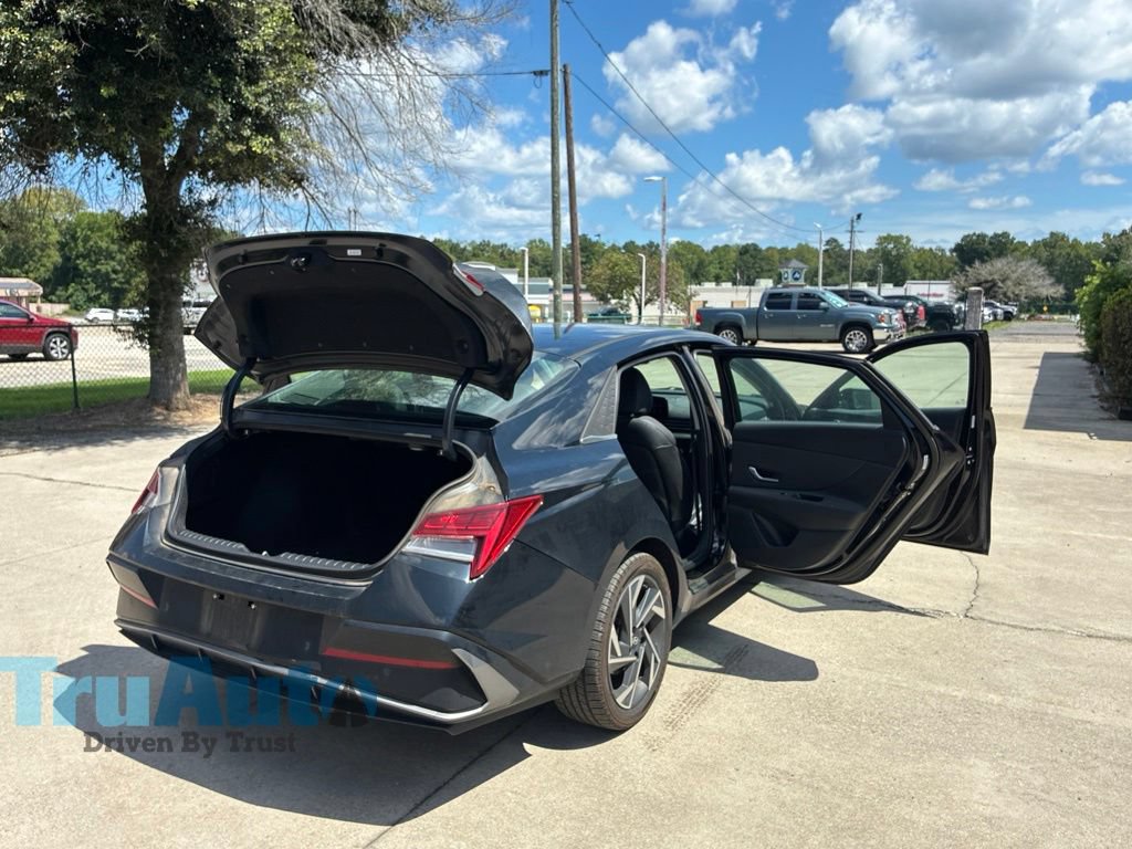 Used 2024 Hyundai Elantra Limited FWD image 17