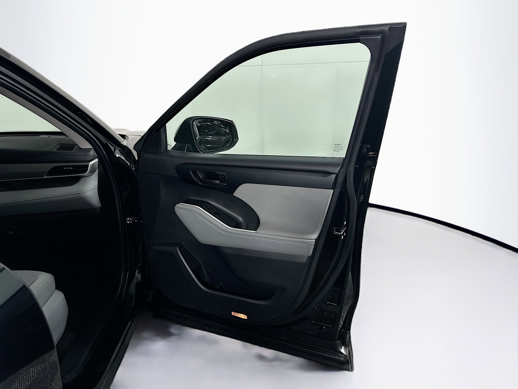 Used 2024 Toyota Highlander LE image 34