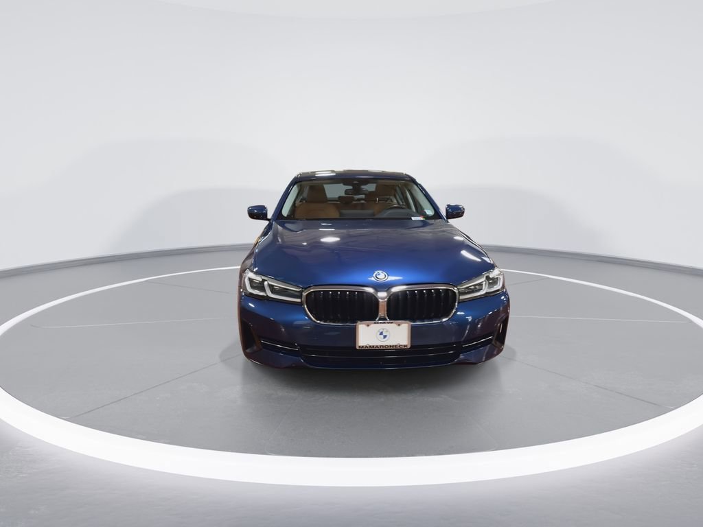 Certified 2022 BMW 530e xDrive w/ Premium Package image 3