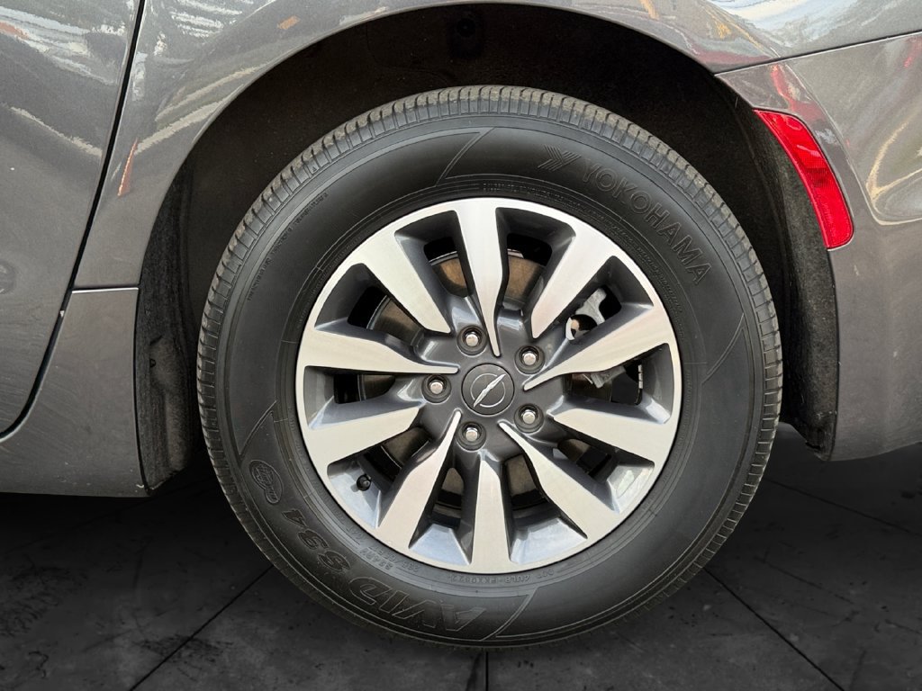 Used 2022 Chrysler Pacifica Touring-L w/ Uconnect Theater Family Group FWD image 27