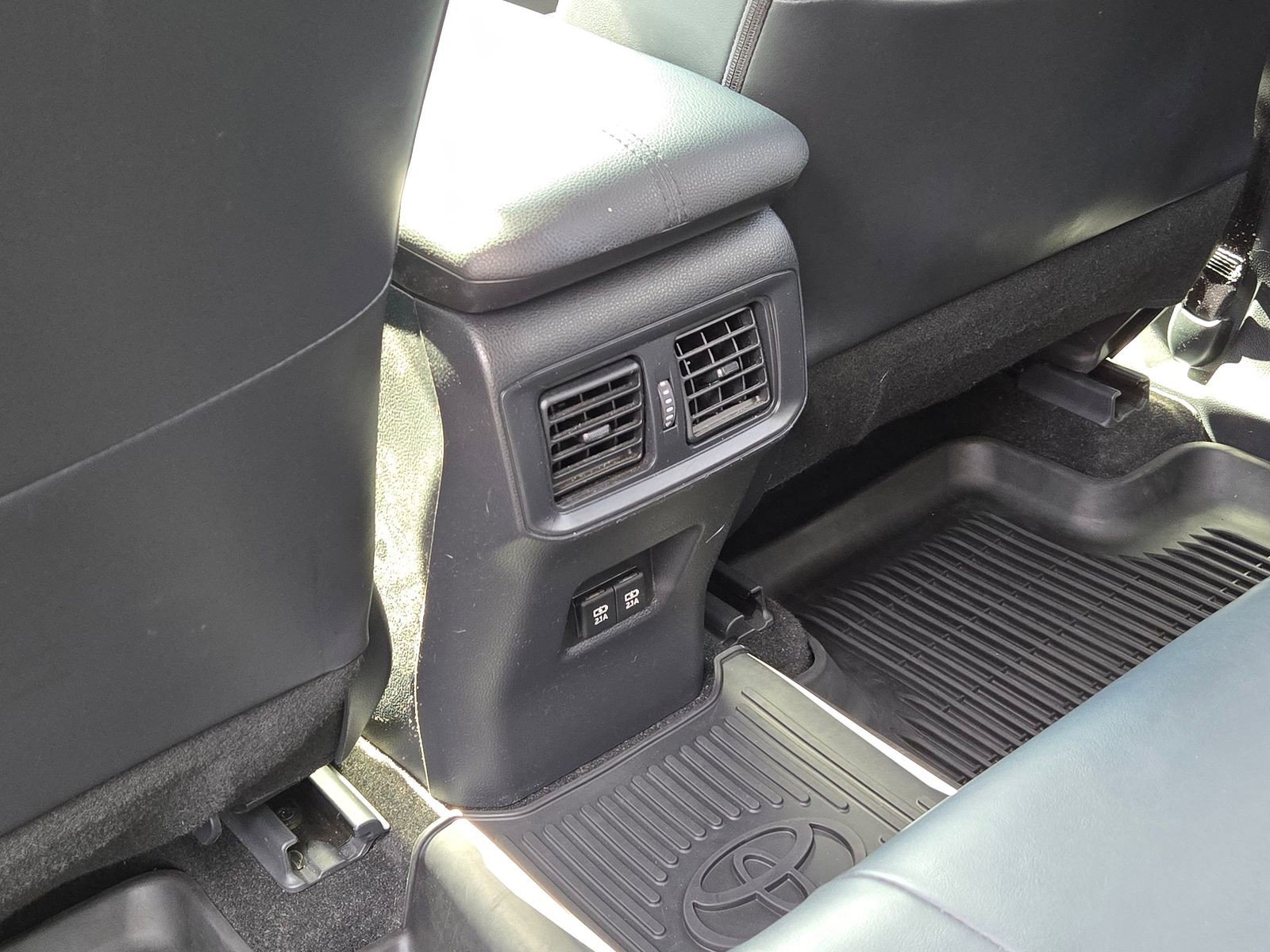 Used 2019 Toyota RAV4 Limited image 12