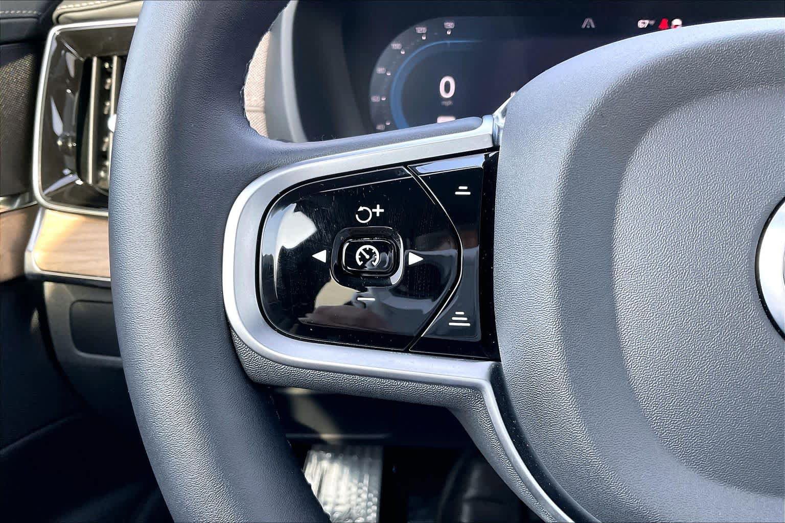 Used 2025 Volvo XC90 B5 Core w/ Protection Package Premier image 20