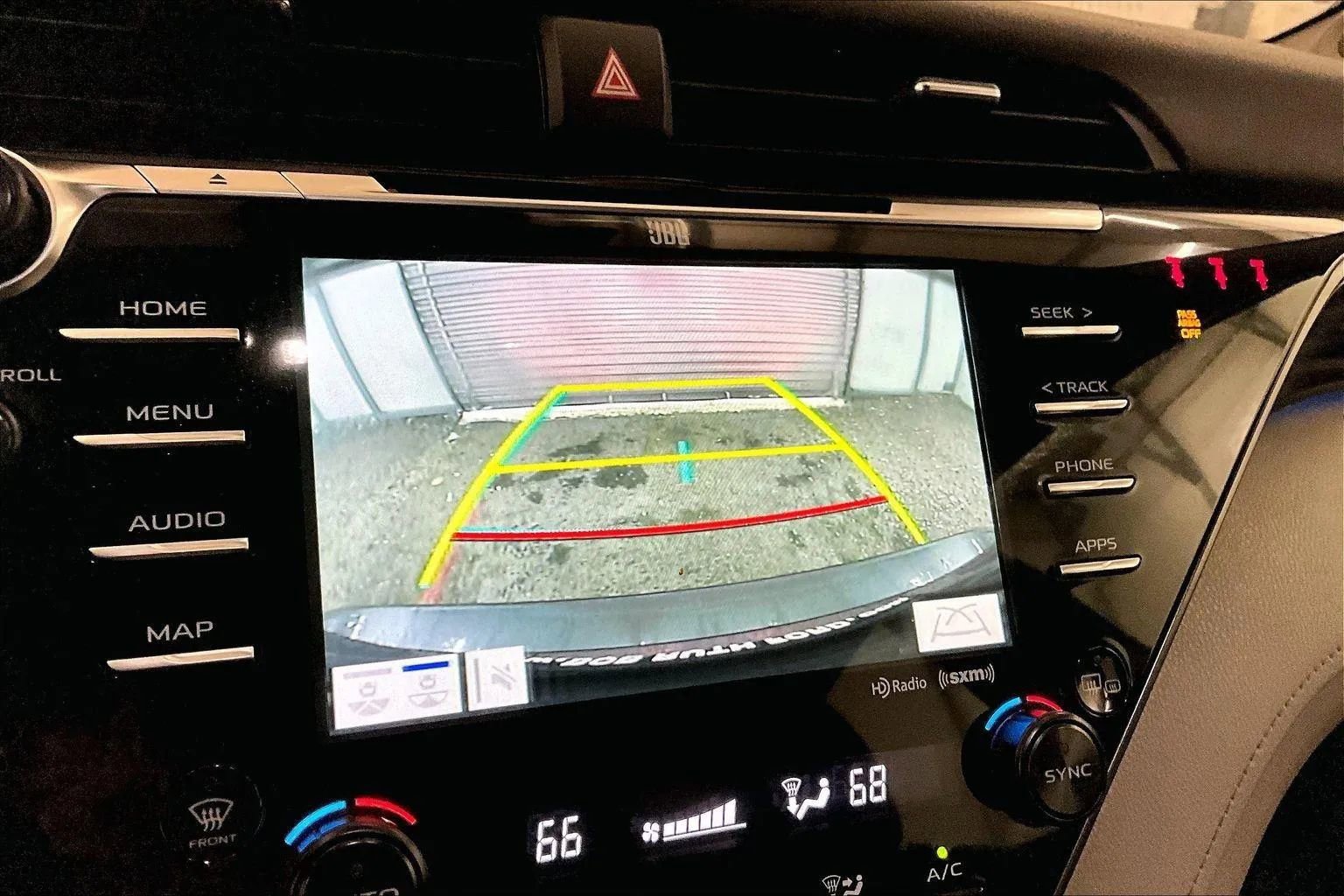 Used 2020 Toyota Camry XLE w/ Sunroof Package image 21