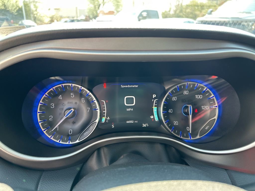 Used 2023 Chrysler Pacifica Touring-L image 10