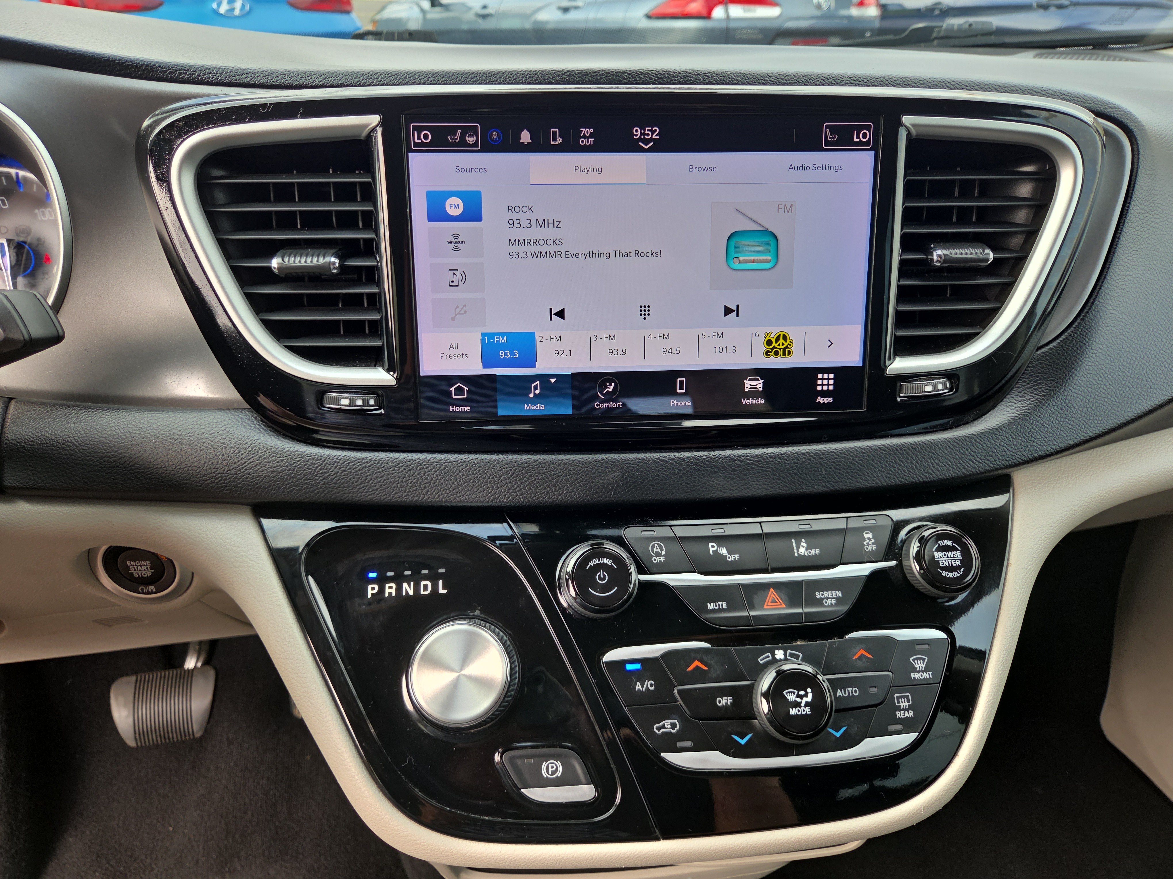 Used 2023 Chrysler Pacifica Touring-L FWD image 23