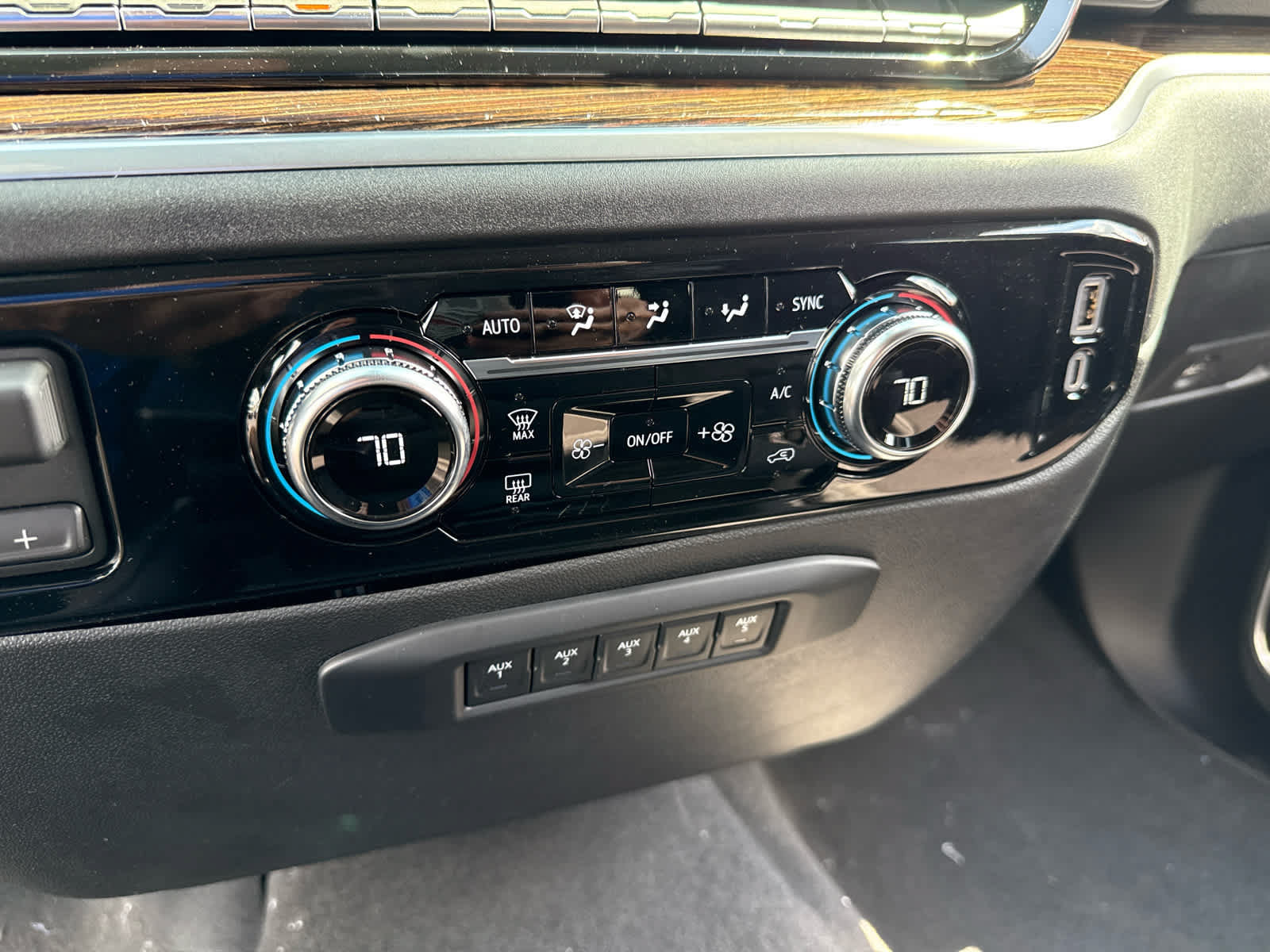 New 2026 GMC Sierra 3500 SLE w/ Preferred Package AWD/4WD image 23