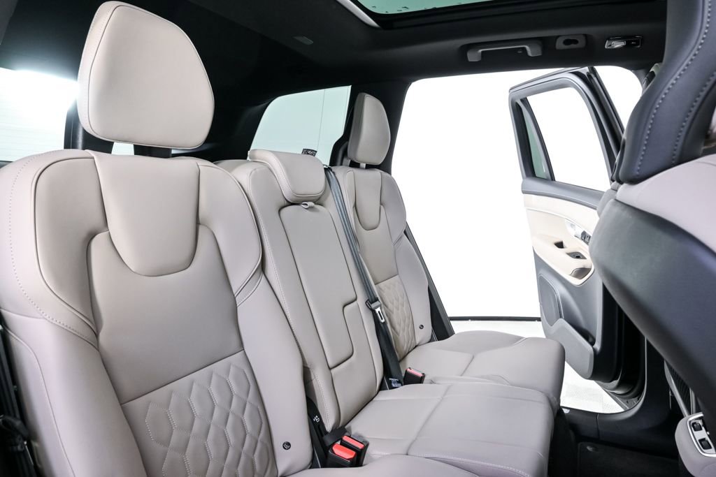 Certified 2025 Volvo XC90 B6 Plus image 25