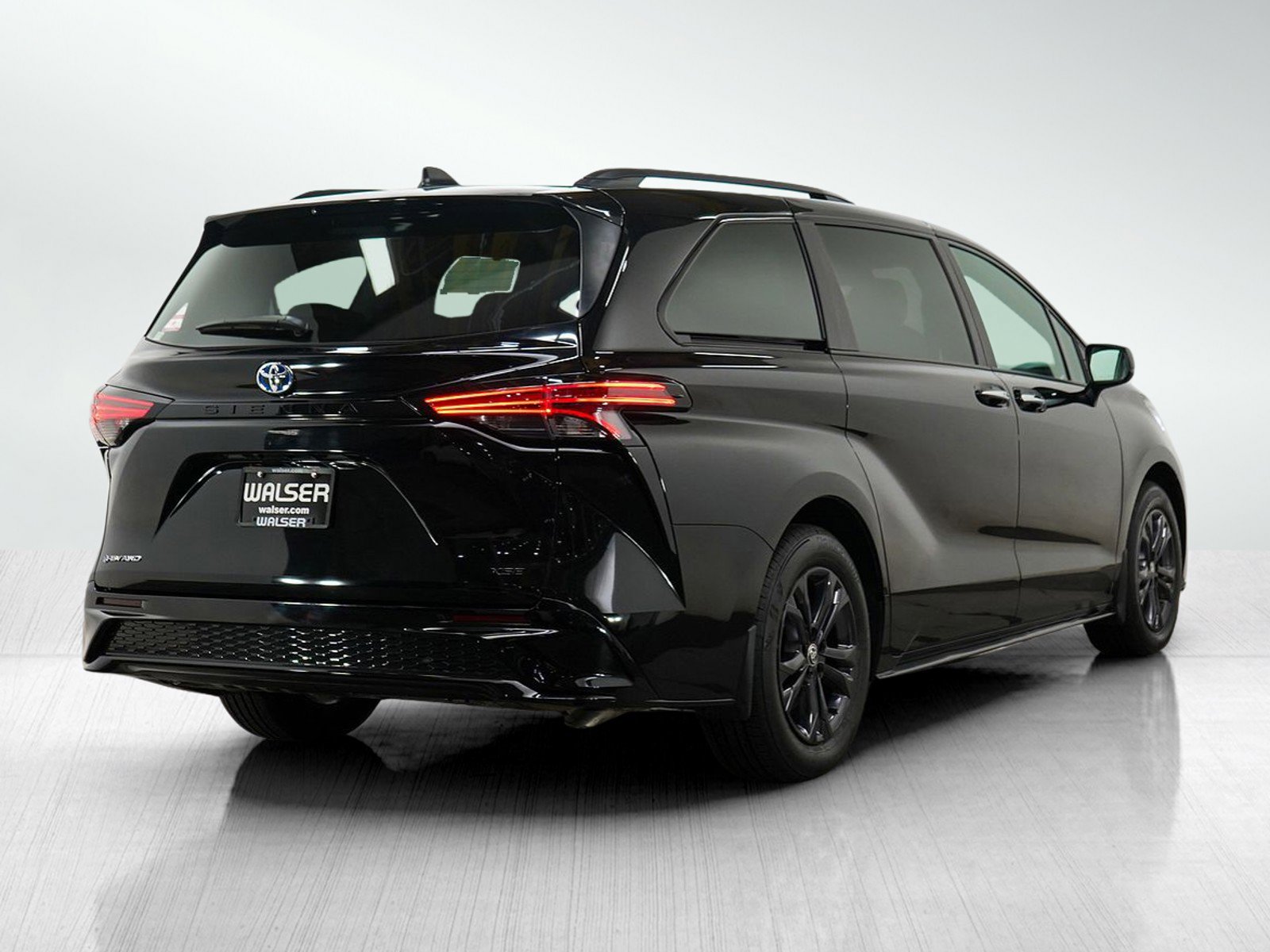 Used 2025 Toyota Sienna LE AWD/4WD image 5