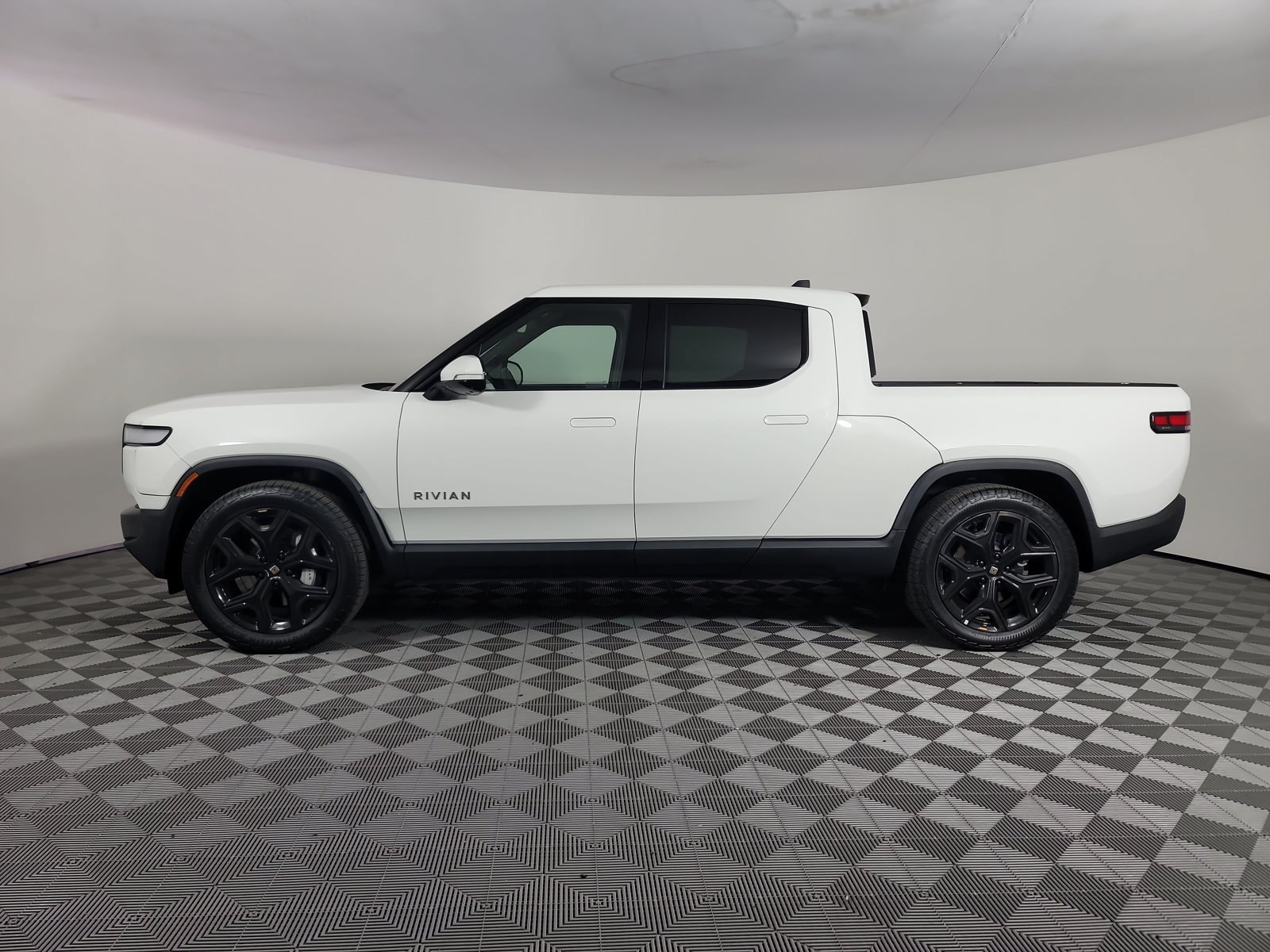 Used 2024 Rivian R1T Adventure Dual AWD/4WD image 2
