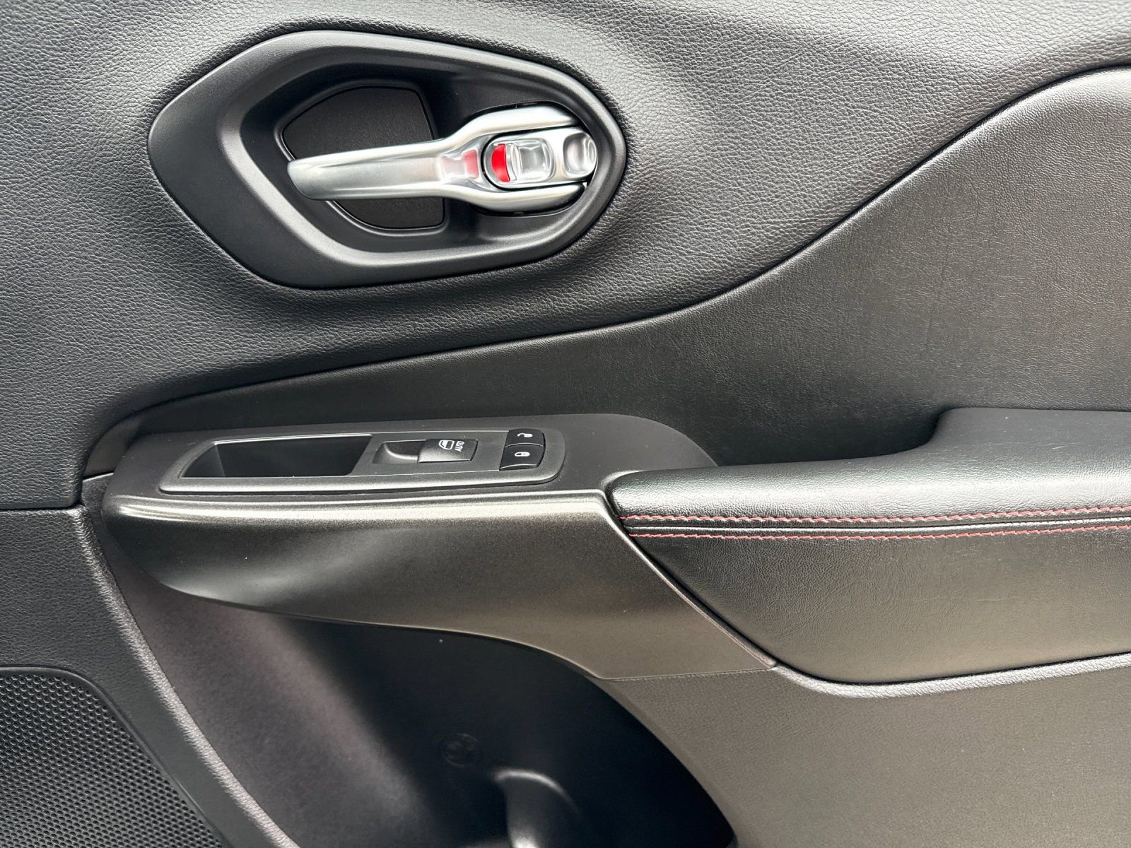 Used 2020 Jeep Cherokee Trailhawk w/ Technology Group image 21