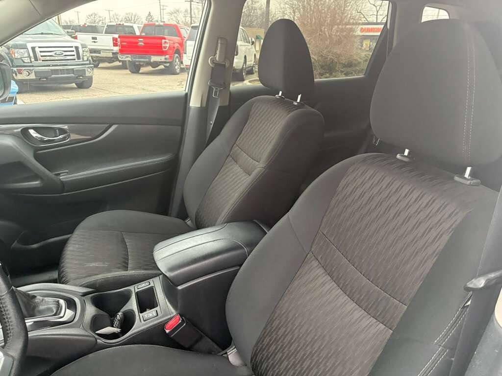 Used 2020 Nissan Rogue SV FWD image 9