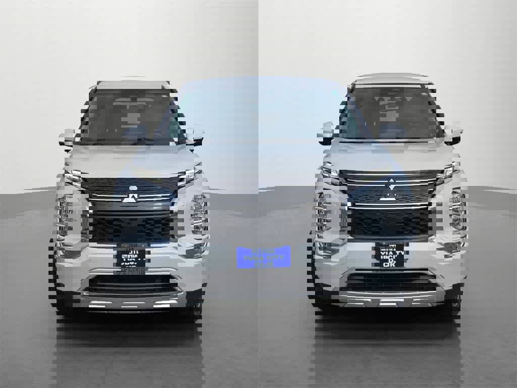 Used 2023 Mitsubishi Outlander SE image 2