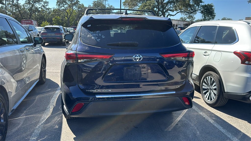 Certified 2022 Toyota Highlander LE image 6