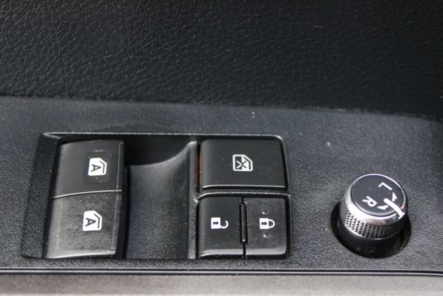 Used 2016 Toyota Tacoma TRD Off-Road w/ Premium & Technology Package AWD/4WD image 11