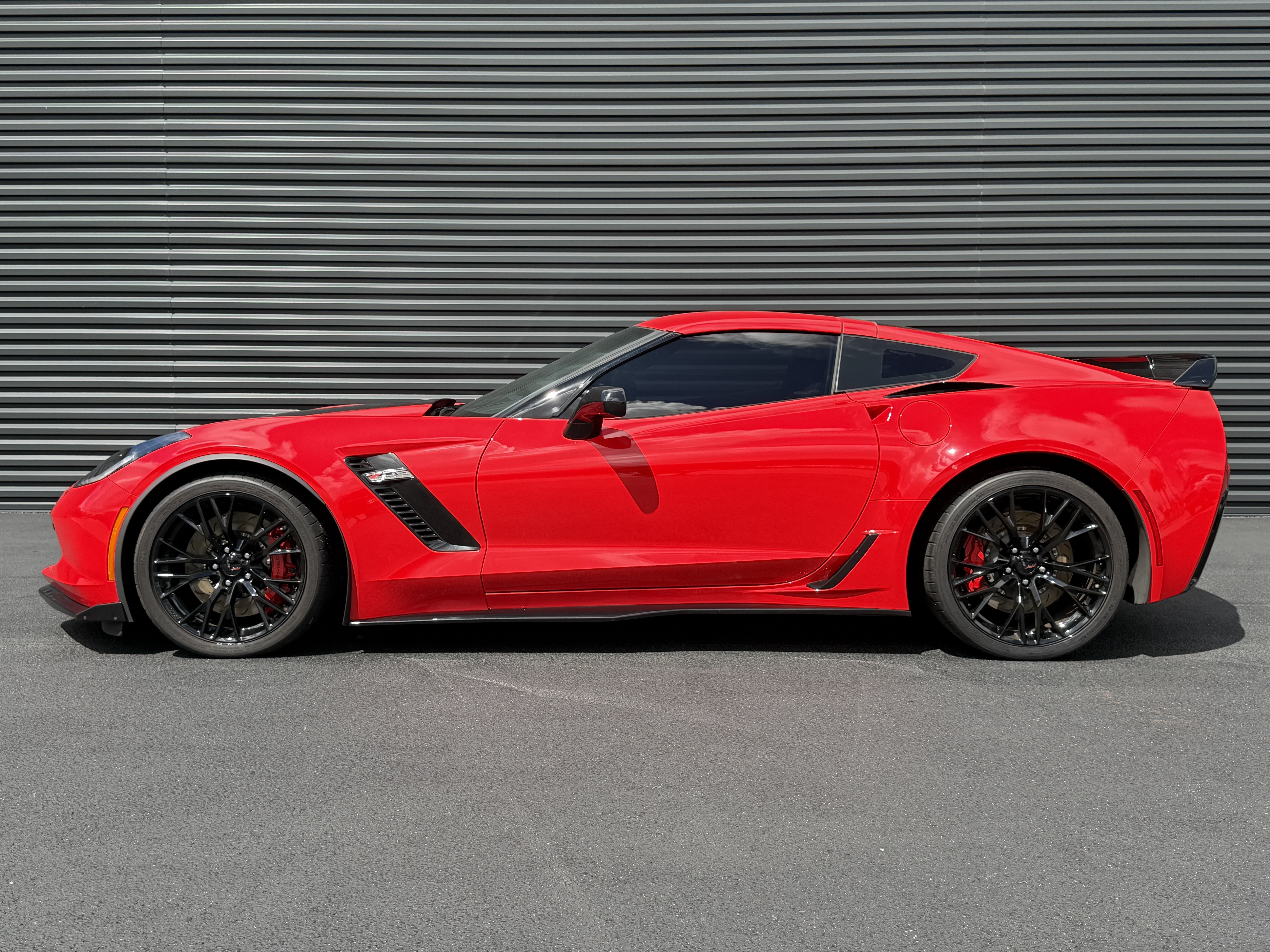 Used 2016 Chevrolet Corvette Z06 w/ 2LZ Preferred Equipment Group RWD image 2