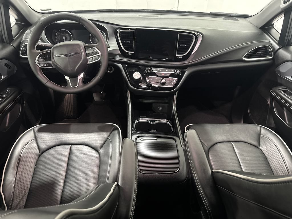 Used 2026 Chrysler Pacifica Limited FWD image 31