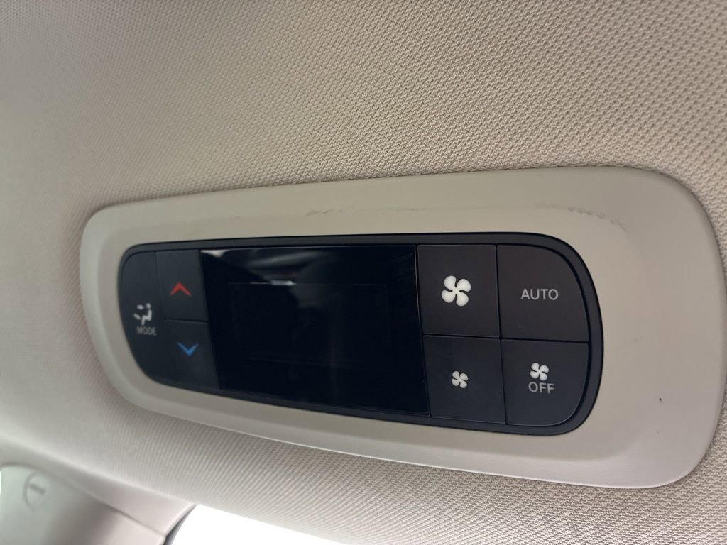 Used 2023 Chrysler Pacifica Touring-L image 19