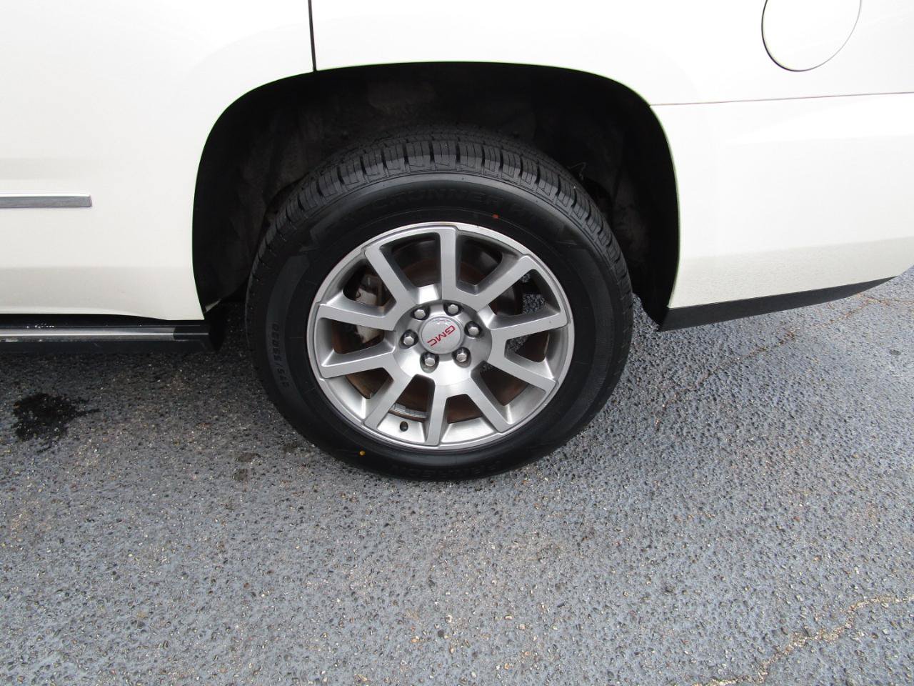 Used 2015 GMC Yukon Denali w/ Touring Package RWD image 28