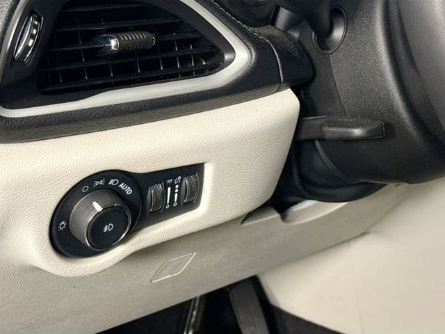 Used 2023 Chrysler Pacifica Touring-L image 24