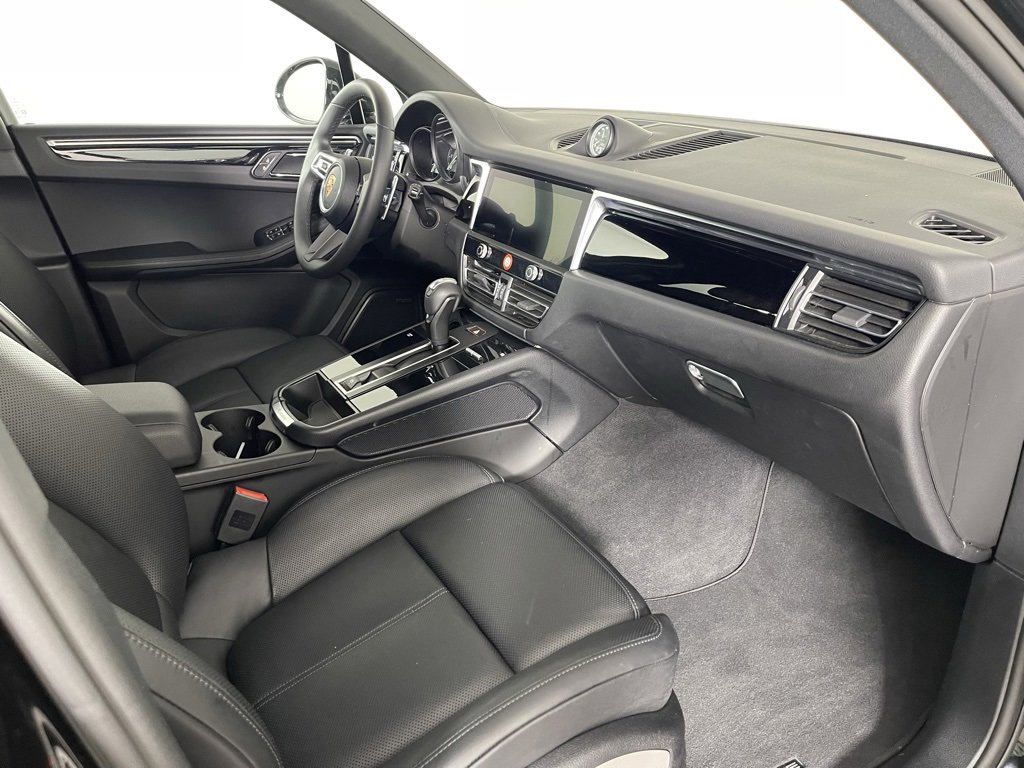 Certified 2025 Porsche Macan image 19
