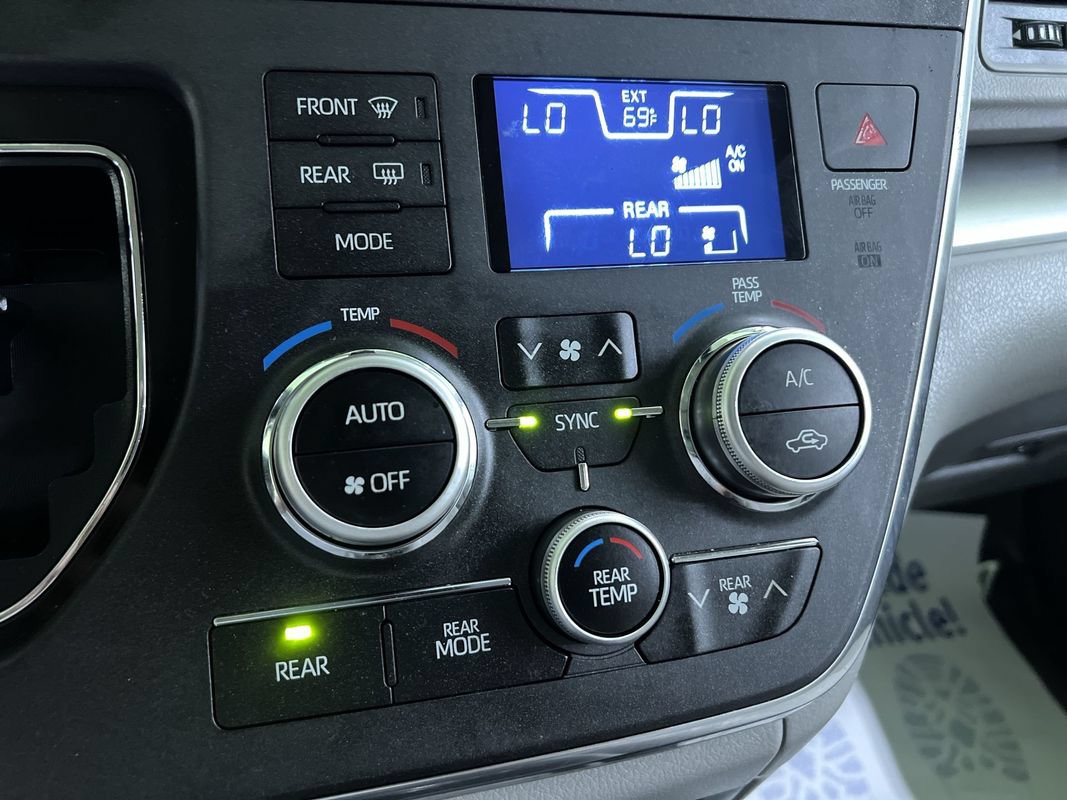 Used 2018 Toyota Sienna LE FWD image 22