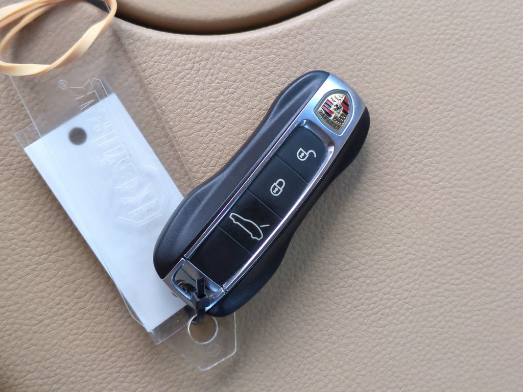 Used 2018 Porsche Panamera 4 AWD/4WD image 28