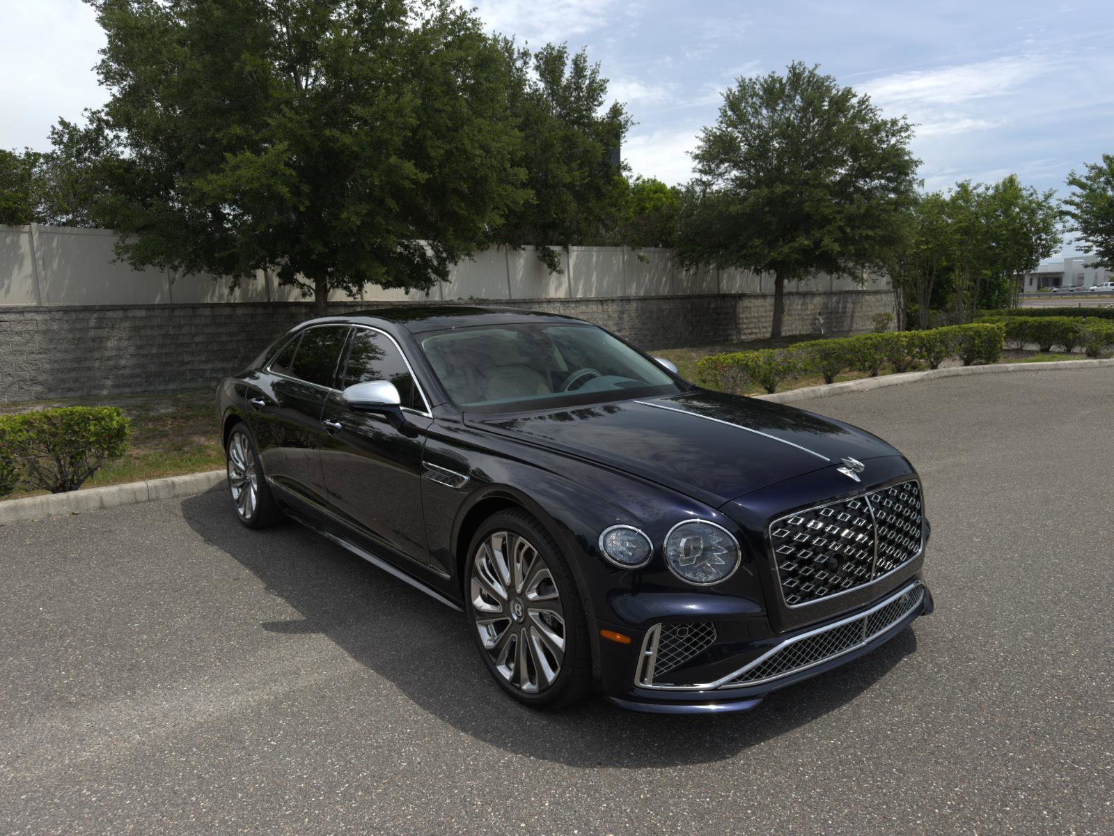 Used 2025 Bentley Flying Spur Plug-In Hybrid AWD/4WD image 3