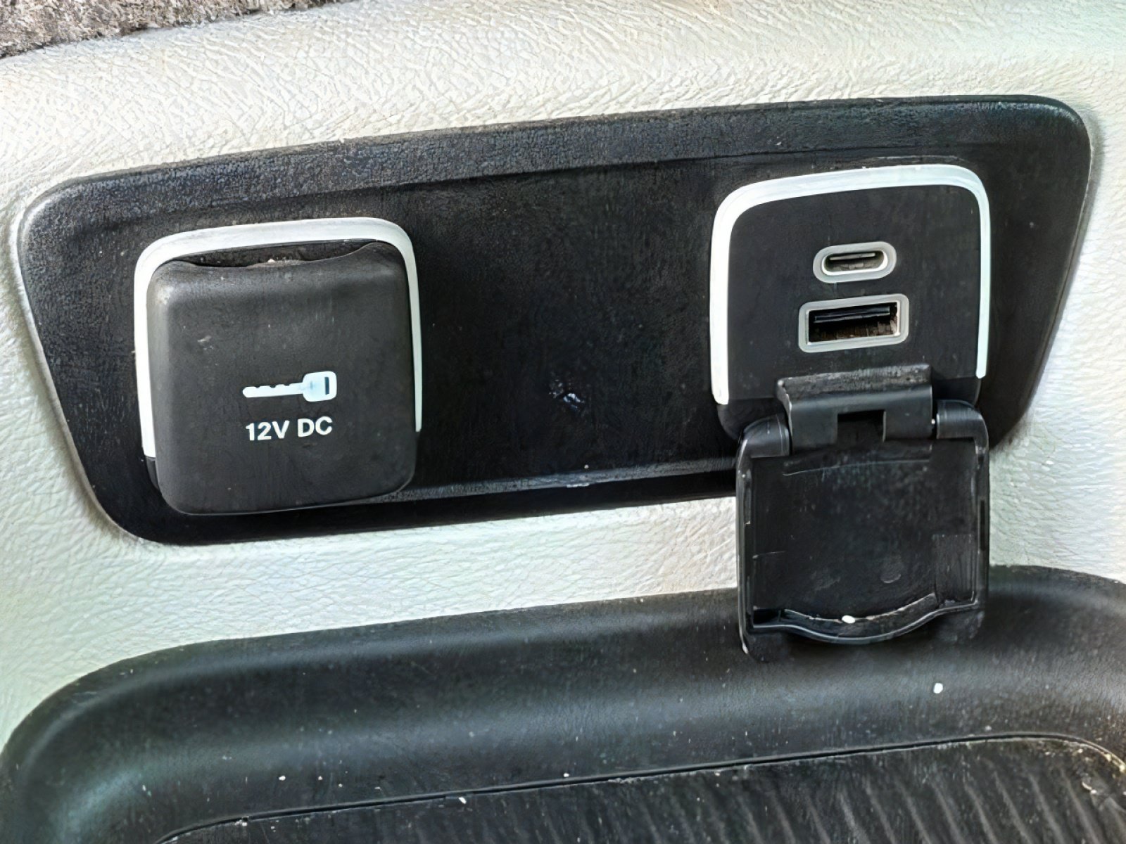 Used 2021 Chrysler Pacifica Touring-L w/ Uconnect Theater Family Group FWD image 32