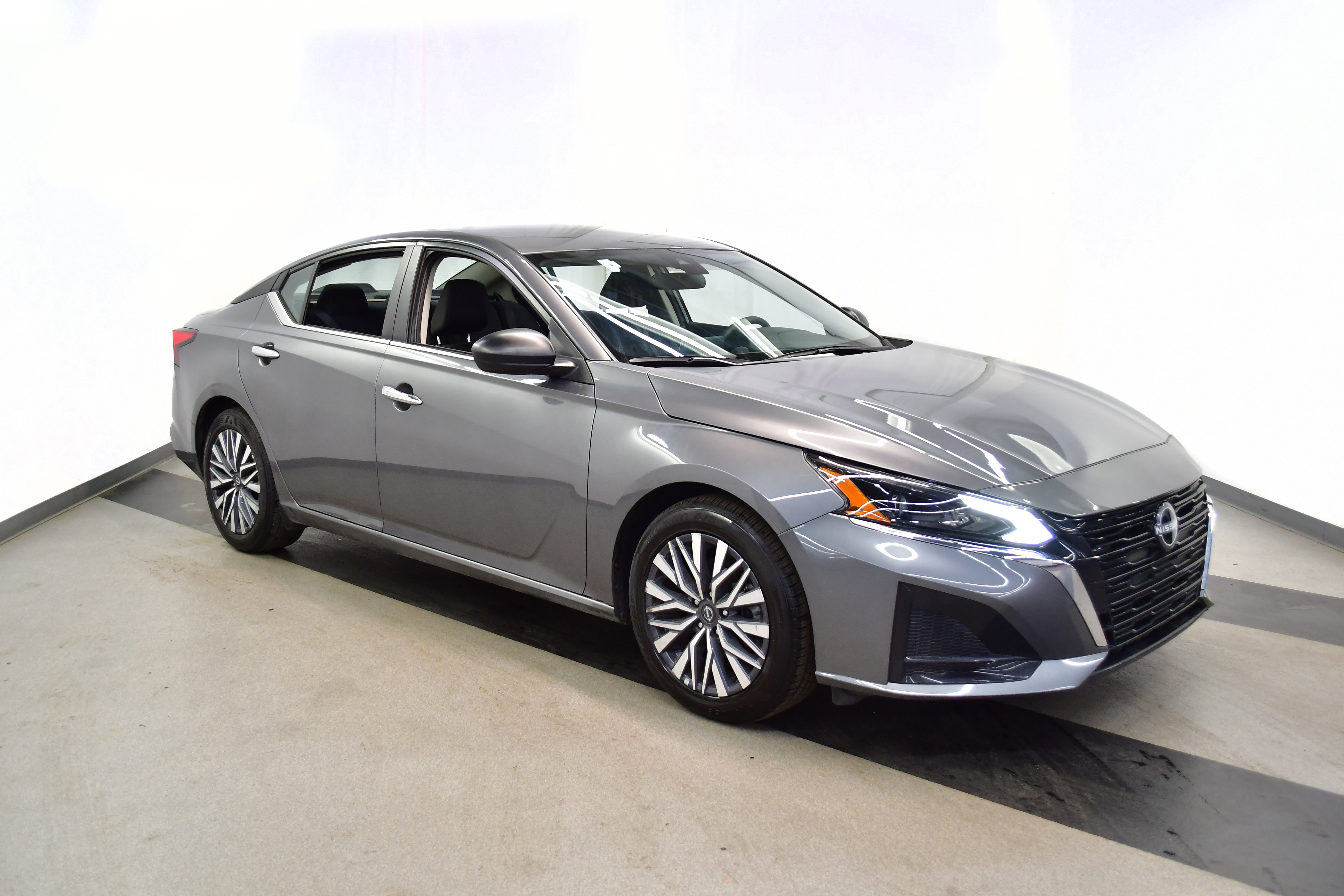 Used 2025 Nissan Altima 2.5 SV image 2