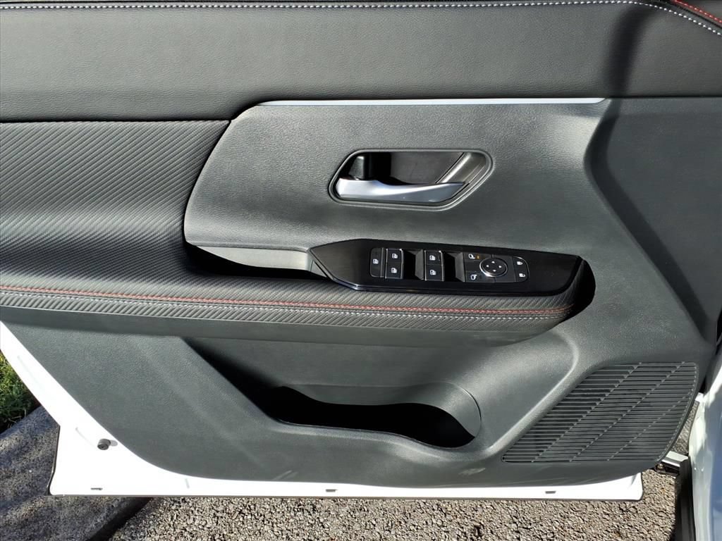 New 2026 Nissan Kicks SR FWD image 6
